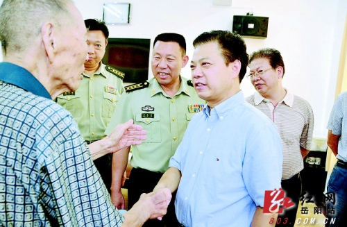 盛荣华刘和生慰问驻岳阳部队官兵和老红军老干部