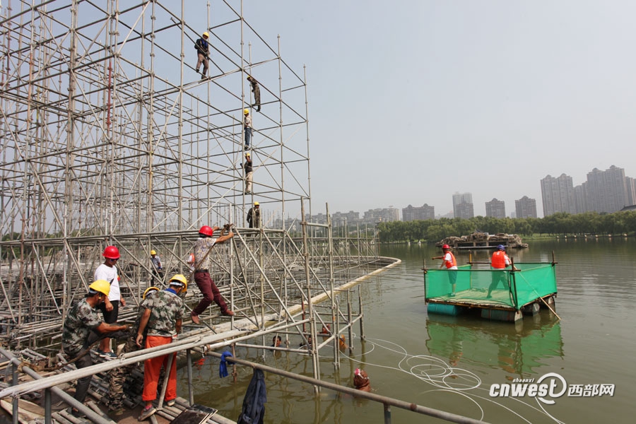 工人们正在搭建中央电视台2016年中秋晚会水上舞台.