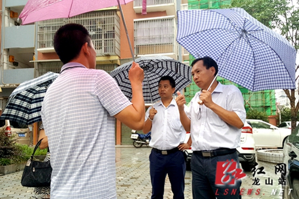刘昌顺调研龙山县城市牛皮癣治理工作