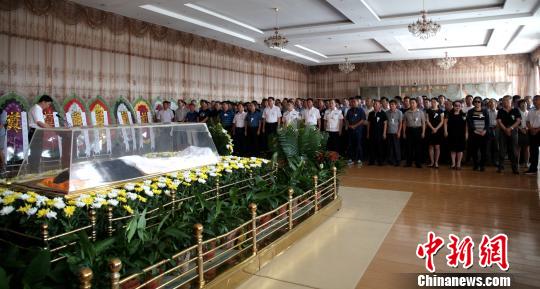 时,呼和浩特市殡仪馆二号厅聚集着前来送别王志刚最后一程的亲友同事