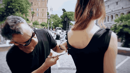 adam saaks | 全世界最魔性剪刀手 女孩排队等他剪开衣服