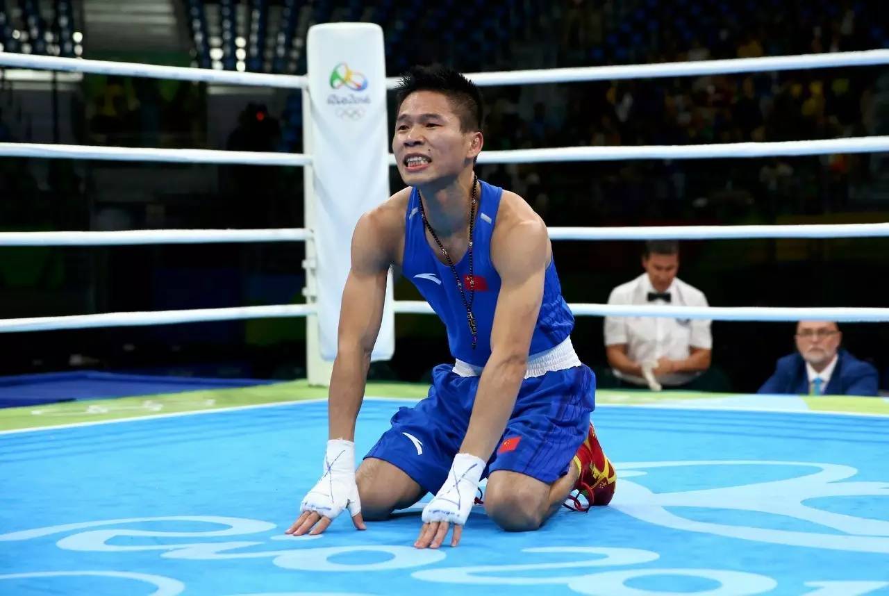 赛后,吕斌双膝跪地亲吻了拳台.不解与失望,化为了泪水.