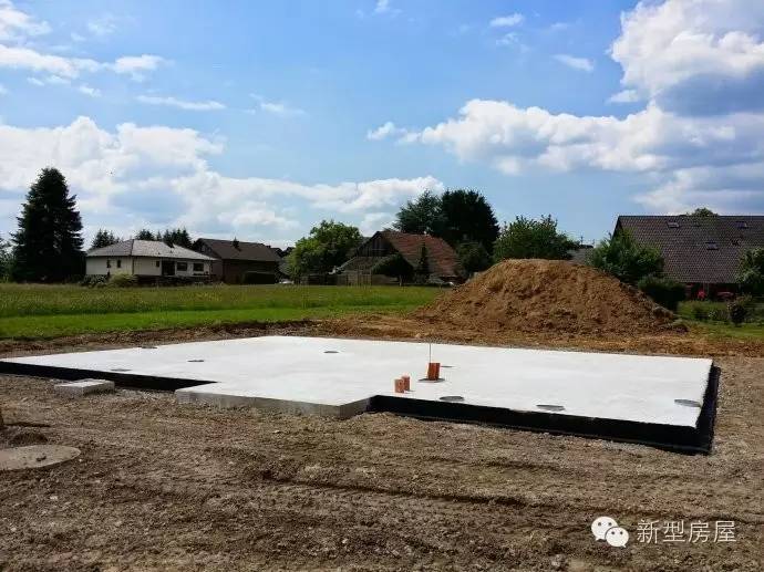 基础边缘涂刷沥青防潮层▲大板基础浇筑完成▲浇筑钢筋混凝土大 