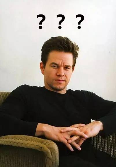 主持人口误喊他mark,他还顺势开玩笑:"我不是马克·沃尔伯格啊.