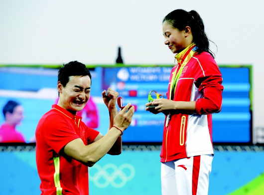 秦凯向队友何姿求婚成功. 新华社发本报特派记者 刘伟