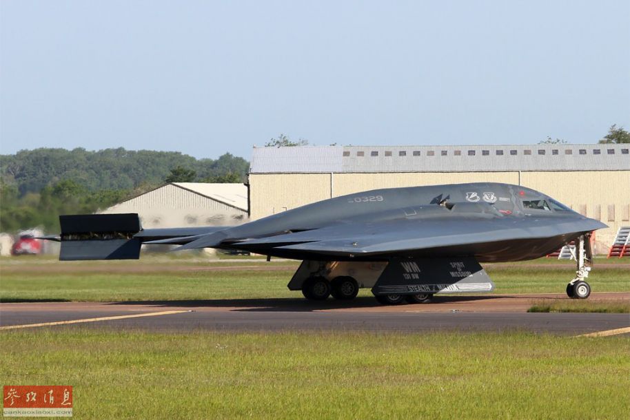 "密苏里幽灵"号b-2地面滑行.