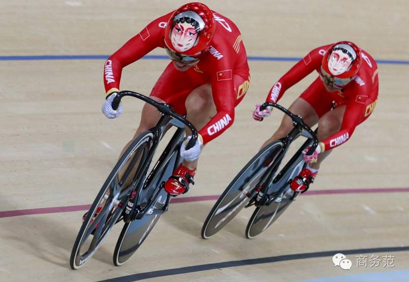 一低头进入比赛状态,就能看到头顶两个标致的脸谱形象:花木兰和穆桂英