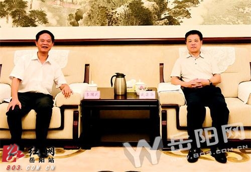 岳阳市委书记盛荣华(右)会见全国首届"诚信之星"李国武(左) 岳阳日报