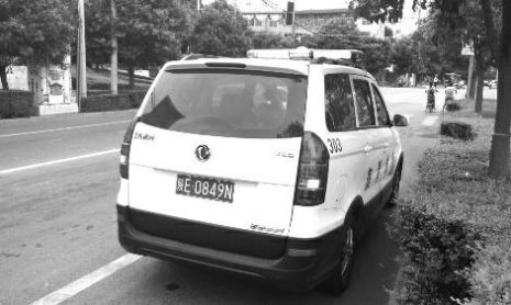 城管执法车又装"警灯" 交警明确表示违法