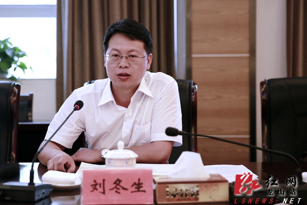 州委常委,州委宣传部长,龙山县委书记周云主持会议.