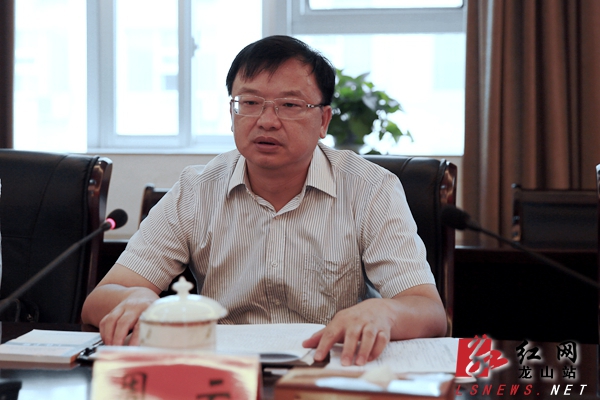 州委常委,州委宣传部长,龙山县委书记周云主持会议.