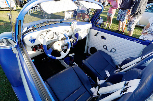 阳光、沙滩  没有美女只有虫子