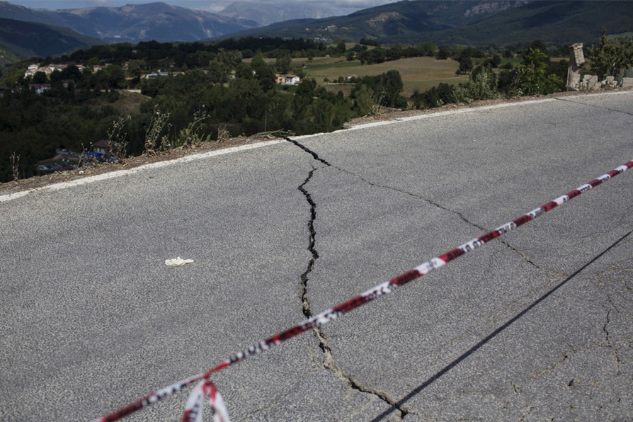 意大利强震已致156人遇难,地面现巨大裂缝意大利民防总局首长将这次