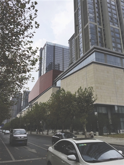 昨日,万科华茂广场外立面装修基本完成,这里即将成为成华区"智慧走廊"