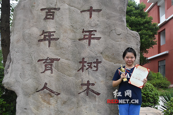 大赛冠军吴柏桢[右]与李凯文[左]在中国青少年英语能力大赛中获佳绩