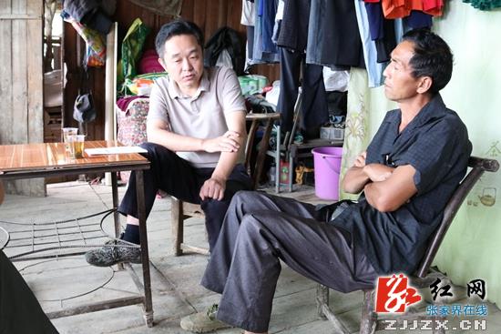朱德胜)8月26日,湖南省桑植县委书记刘卫兵深入陈家河镇龙潭