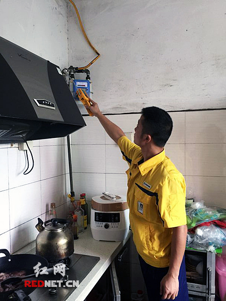 长沙新奥燃气工作人员入户对燃气设施进行检查.