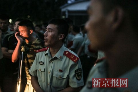 北京武警老兵退伍含泪告别 火车站合唱周杰伦歌曲
