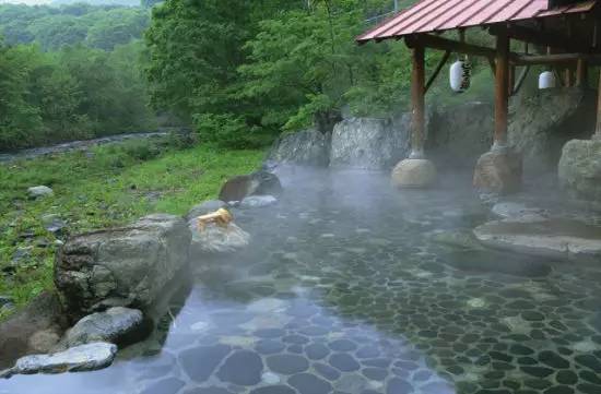 火山温泉冰川草原森林这个北纬47小城满足你所有幻想