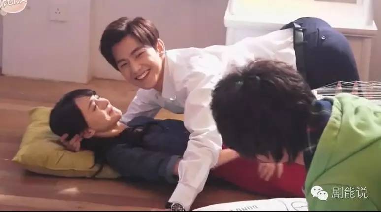 在电视剧《微微一笑很倾城》郑爽杨洋[微博]地咚的一段花絮放出以后