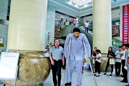 2.4米的巨人症小伙终于不再长个了