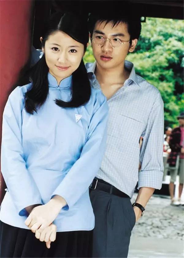 或直或褶的裙子,或蓝或灰的上衣,我们总能看到穿着校服的女学生,在
