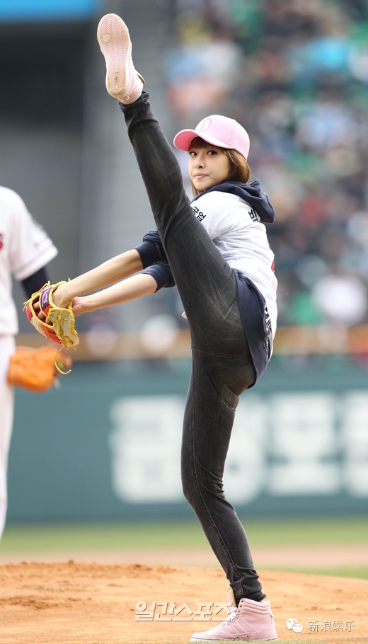 拍广告做那么大幅度的动作也要保持微笑