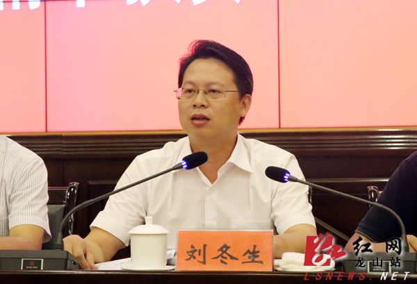 县委副书记,代理县长刘冬生讲话.会议现场.