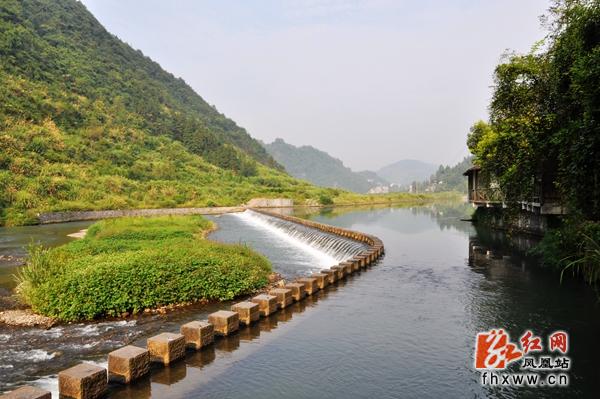 凤凰县十里画廊迷人景象入镜来图