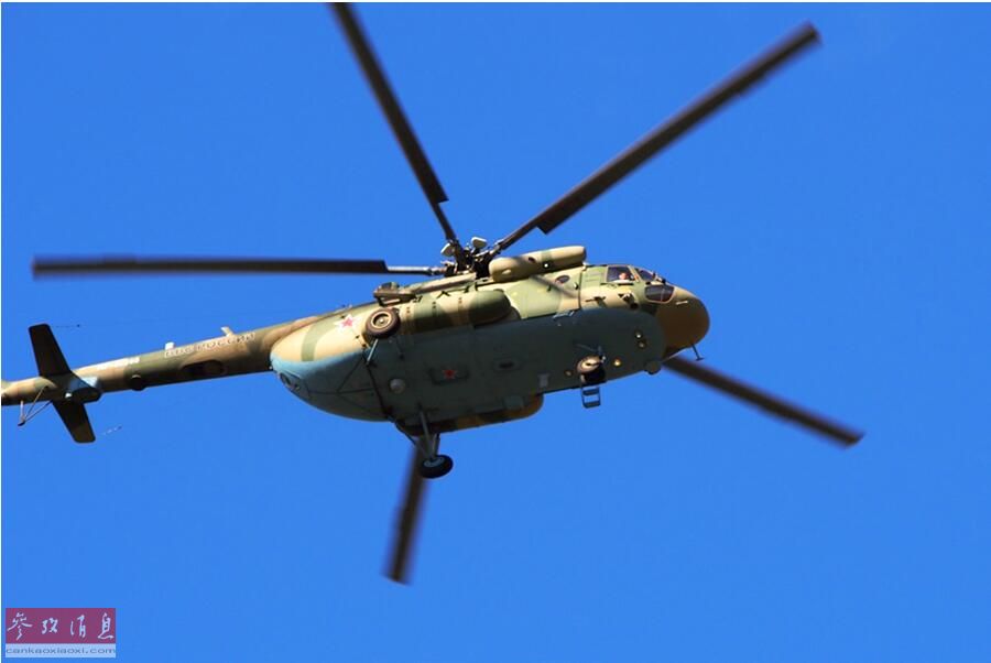 俄军坦克兵在遭遇伏击后,手持aks-74u冲锋枪,以