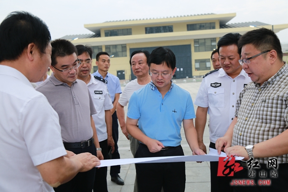 岳阳市君山区区委书记谢胜,区委副书记,代区长李勇来到岳阳监狱,就