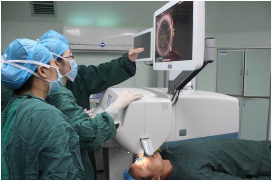 唐琼燕博士为患者实施飞秒激光白内障手术长沙爱尔眼科医院唐琼燕博士