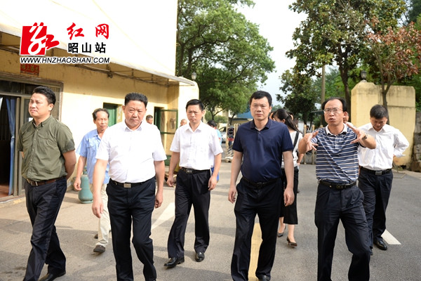 黄劲松一行在湘潭市液化石油气有限公司储气站进行安全生产检查.