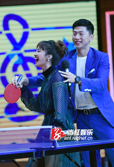 蔡依林带妆坐一夜飞机会马龙 牵手对唱,贴身练球狂发糖