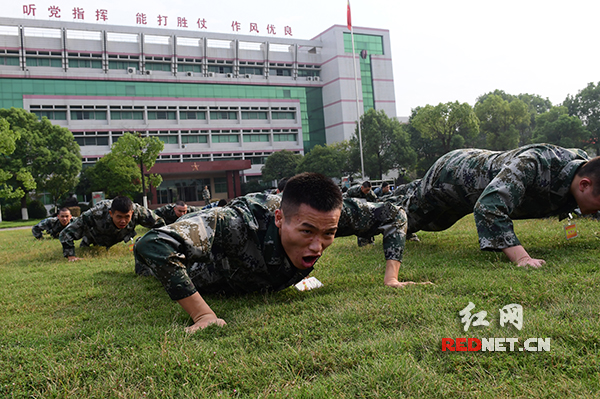 石峰区人武部组织拟入伍青年集训 先练兵气再参军