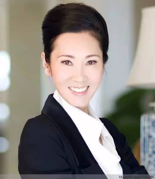 后排中间的老者为林宁父亲林连章,后排右一的女士是林宁母亲,前排左一