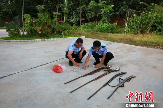 猎专买网:男子购钢管铁皮自制猎 仅上过两年小学 图为警方清点犯罪嫌疑人制造的支 常宗波 摄