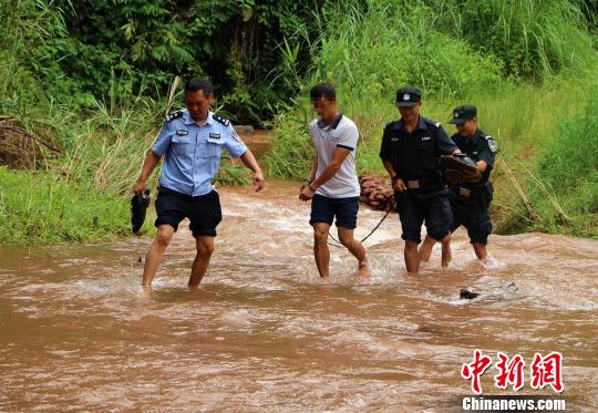 猎专买网:男子购钢管铁皮自制猎 仅上过两年小学 图为民警经过缜密侦查,成功将盘某抓获归案 常宗波 摄