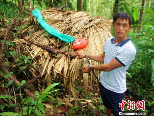 猎专买网:男子购钢管铁皮自制猎 仅上过两年小学 图为犯罪嫌疑人指认藏匿的支 常宗波 摄
