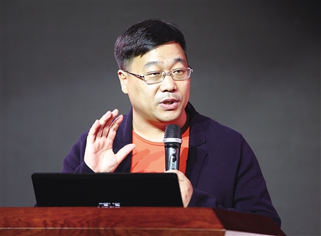 央视春晚创始人黄一鹤在文博会上讲春晚故事 本版图片由首席记者