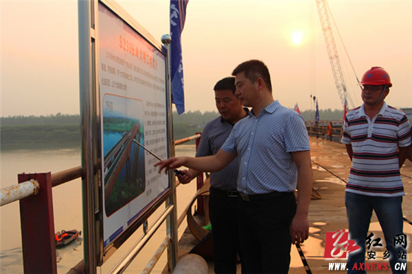 察看长岭大桥工程简介   红网安乡县9月13日讯(分站记者 杨慧