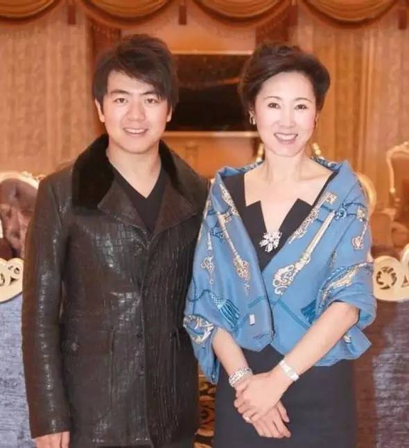 首次曝光的顺丰老板娘与王健林的妻子谁更神秘