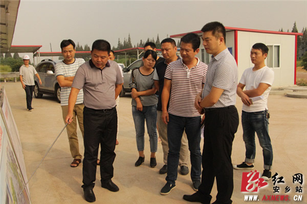 察看长岭大桥工程简介   红网安乡县9月13日讯(分站记者 杨慧