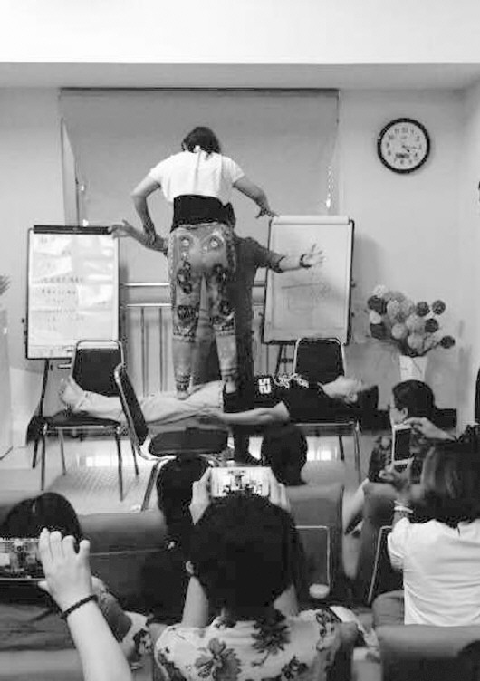 把人催眠成钢板只是一种表演fina