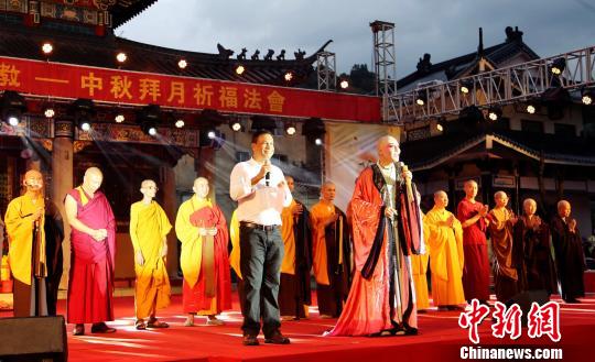 连江宝林禅寺悟演法师主持第十届拜月祈福法会. 陈国明 摄