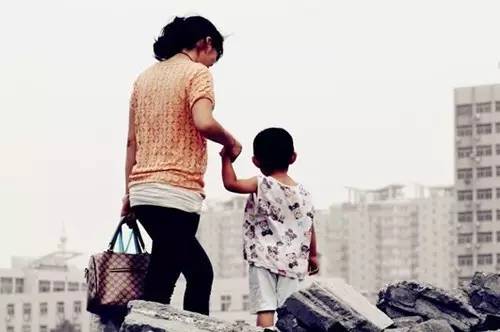3岁孩子上错车竟不哭不闹,只因妈妈教了她7道