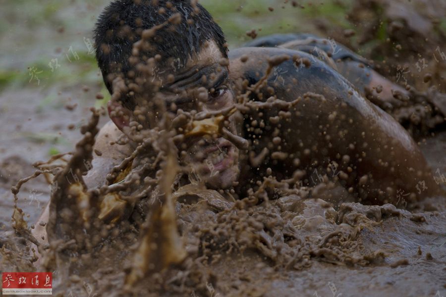 2月13日,一名以色列高中生在泥潭中爬行,训练意志力.