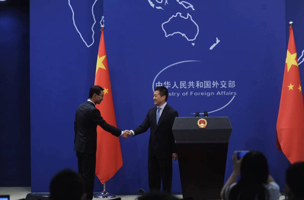 耿爽,资深外交官.