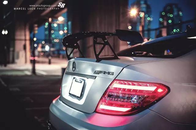 开奔驰C63的三兄弟 是去加油站的路上