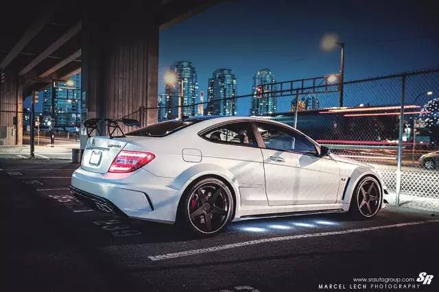 开奔驰C63的三兄弟 是去加油站的路上